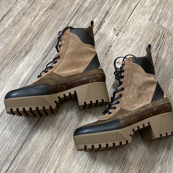 WORN ONCE authentic women’s Louis Vuitton lace up boots - Picture 3 of 7